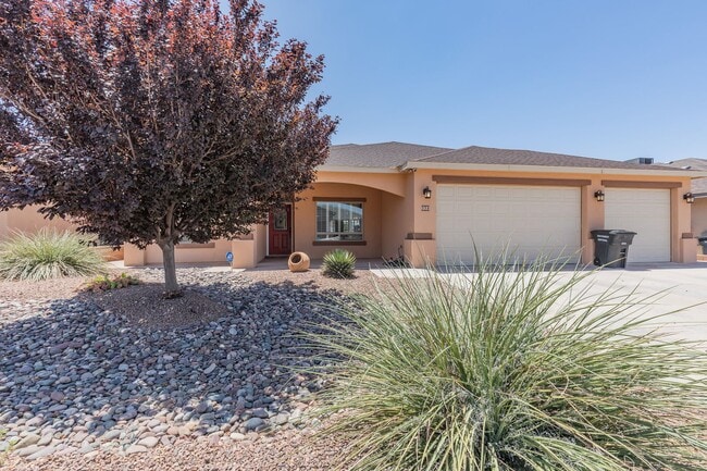 Building Photo - 4 Bedroom 2 bath Beautiful Home