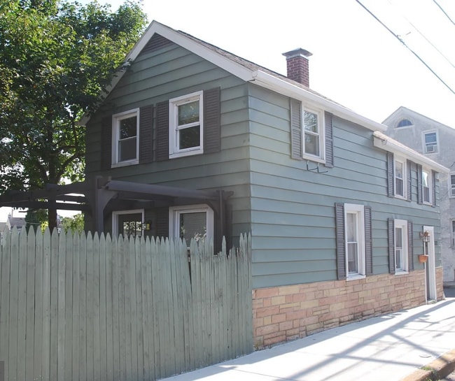 Building Photo - Charming 2-Bedroom Single-Family Home – Pr...