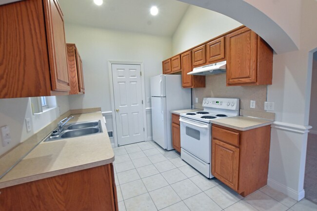 Building Photo - Shelby Twp 2-Bedroom,2-Bath, attached gara...