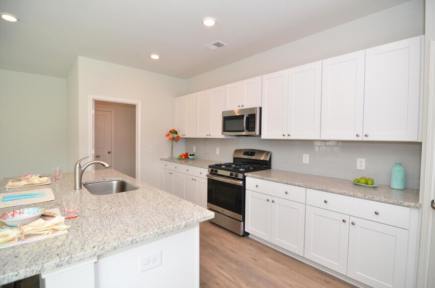 Great kitchen space - 333 Matuskovic Dr
