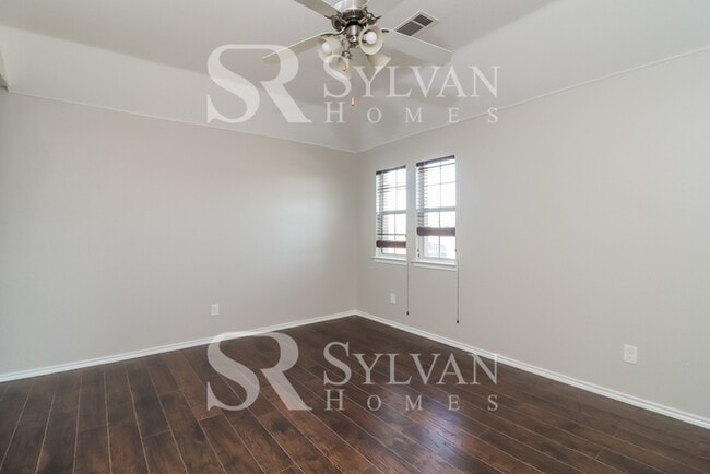 Building Photo - Welcome home to this stunning 3 bedroom, 2.5 bathroom home