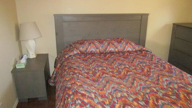 Building Photo - Lovely Fully Furnished 2 bed, 1 bath home