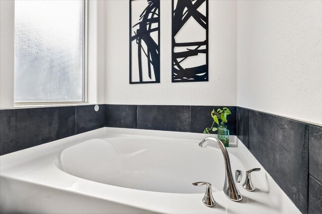 Building Photo - 2614 Vista del Sol