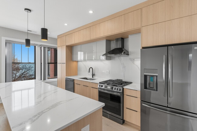 Building Photo - 7518 N Eastlake Terrace