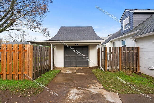 Building Photo - Modern Elegance Meets Campus Convenience: ...