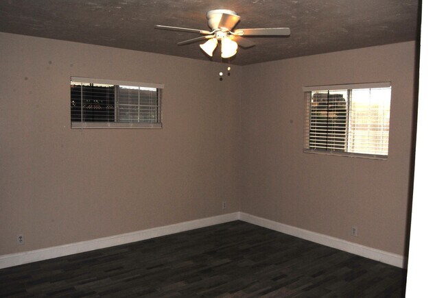 Building Photo - 8817 Butternut Ave