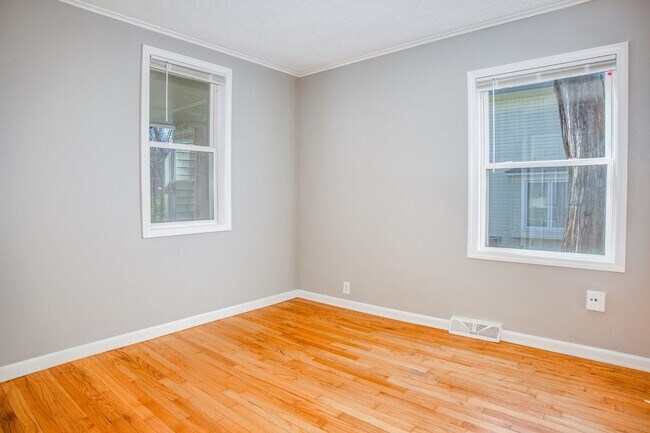 Building Photo - Freshly Updated 2-Bed Home in Independence!