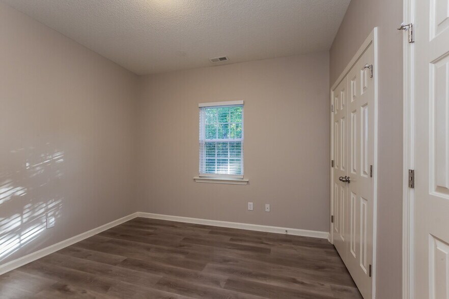 Building Photo - 4020 River Falls Dr