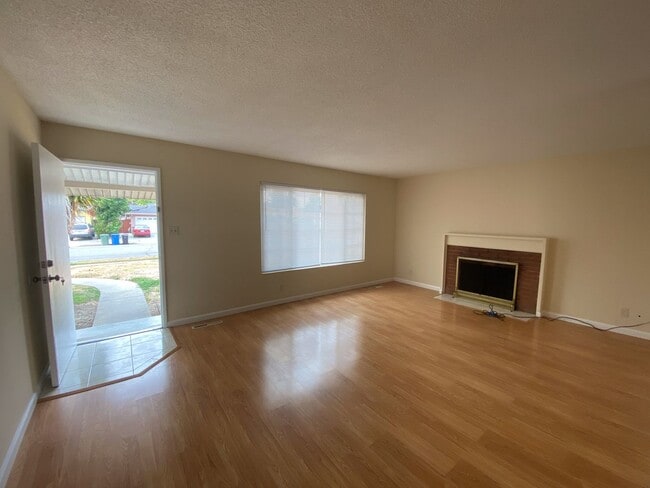 Building Photo - Newark 4 beds 2 baths Single Family House with Big Lot, Move In Ready!