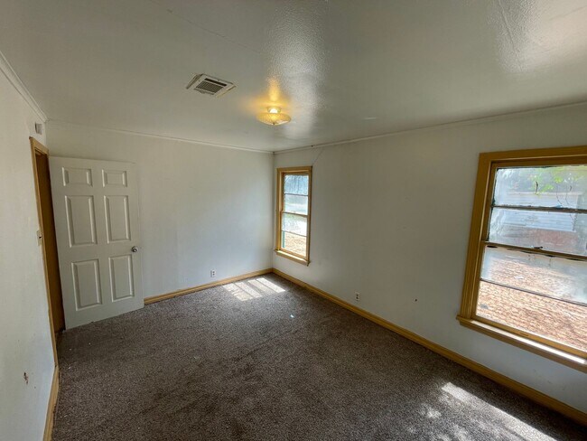 Building Photo - Spacious 3 Bedroom Home with Central AC