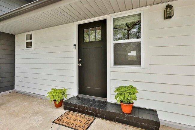 Building Photo - 2037 Lively Ridge Rd NE