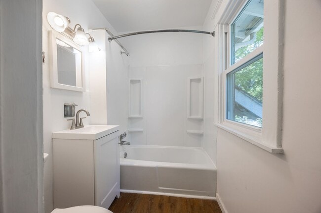 Building Photo - Renovated Large 4 Bedroom House in McKeesp...