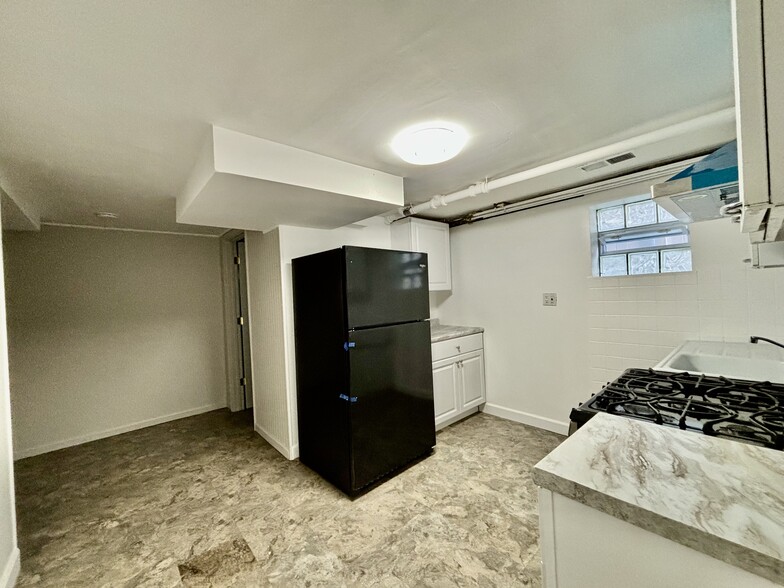 Kitchen with appliances - 2642 W Farragut Ave