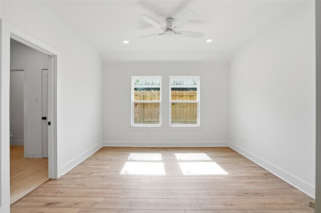 Building Photo - 532 N Super St