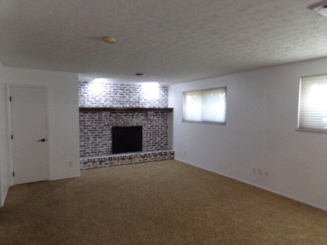Building Photo - COMING SOON! 4 Bed 2.5 Bath Beavercreek Home!