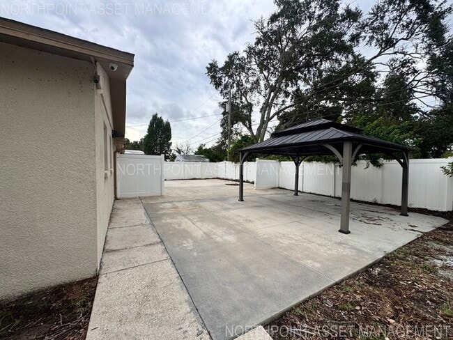 Building Photo - 2 Spacious Bedrooms and 2 Modern Bathrooms...