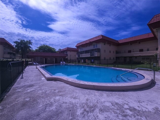 Building Photo - 10907 N Kendall Dr