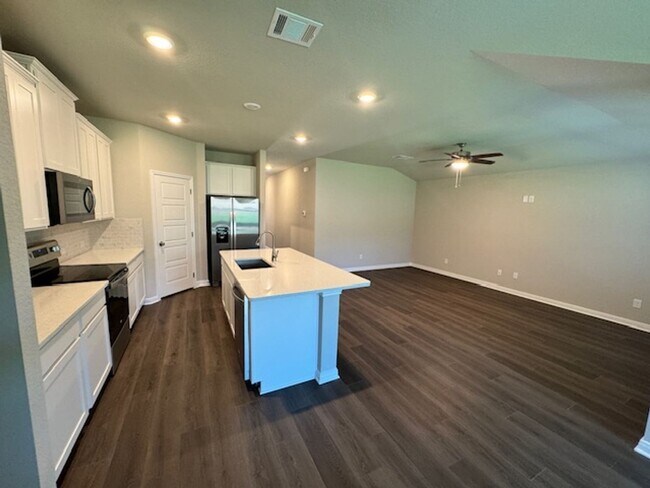 Building Photo - Bedroom Home with Quartz Counters, Appliances & Covered Patio in New Braunfels