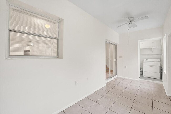 Building Photo - 3 BR / 3 BA + Patio + Parking AVAIL 8/1