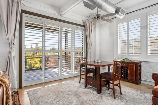 Building Photo - 831 S Flores St