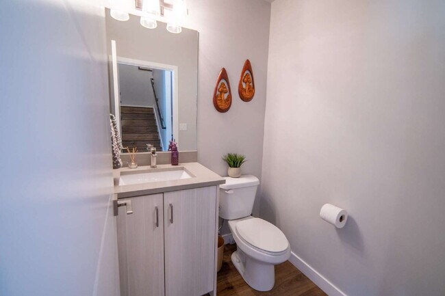 Building Photo - Gorgeous Modern Townhome in Draper