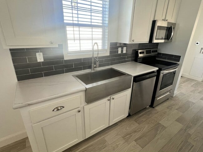 Building Photo - 5 Albert St