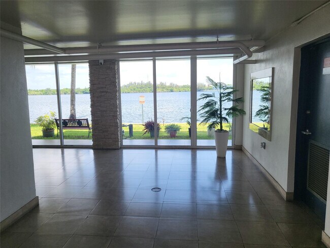 Building Photo - 1075 NE Miami Gardens Dr