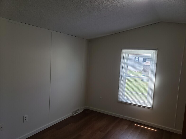 Building Photo - 205 Cross Dr