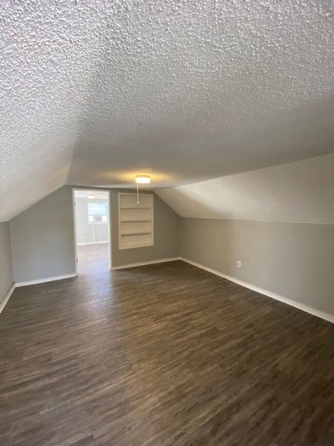 Building Photo - Spacious 3 Bedroom 1 Bathroom Home Located In St. Petersburg, Florida