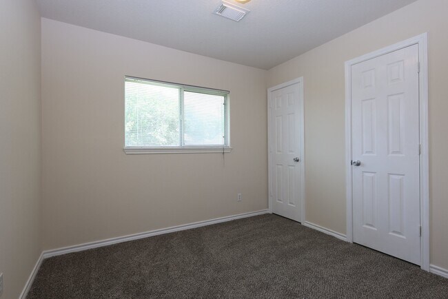 Building Photo - 402 Trichelle St
