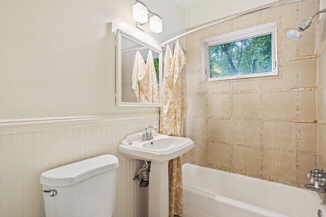 Building Photo - 4114 Davis Pl NW