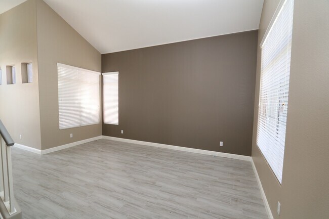 Building Photo - Beautiful 2 Story Home With Pool!!!