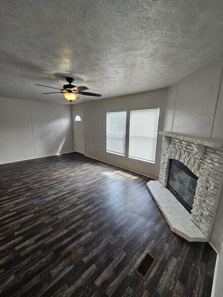 Building Photo - 513 Elm St