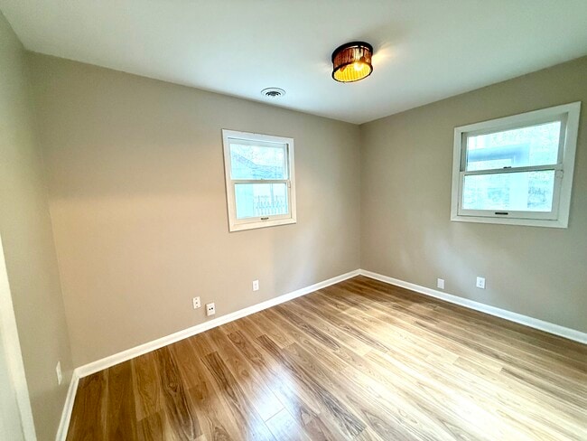 Building Photo - 916 E Fairlawn Dr