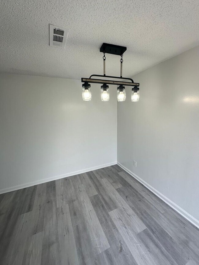 Building Photo - 4 bedroom 1 bath