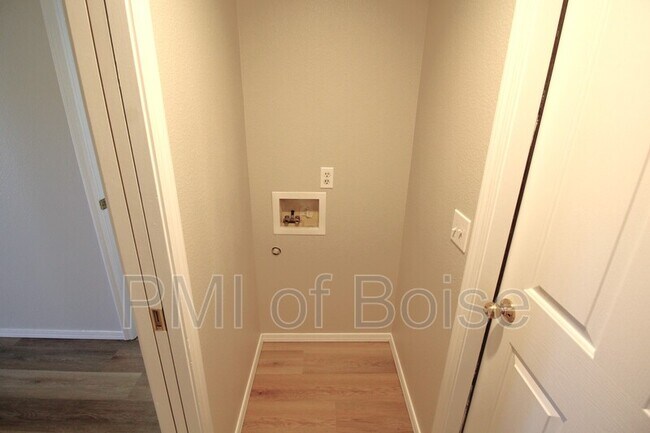 Building Photo - 5801 N Cobbler Ln