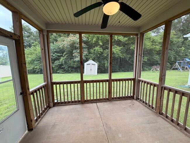 Building Photo - 1/2 Off First Month's Rent! Gorgeous 4 BR 2.5 Bath in Westlawn! Minutes from Veterans Parkway, Sh...