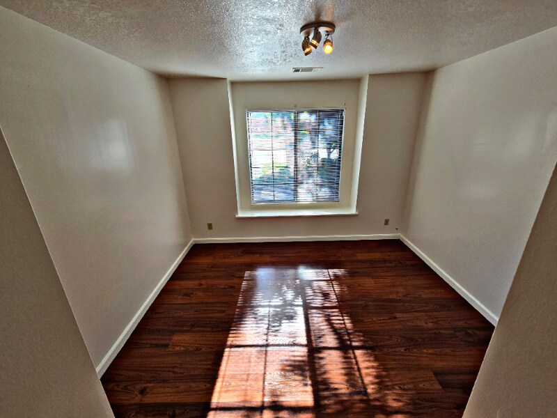 Building Photo - 5938 Land View Dr