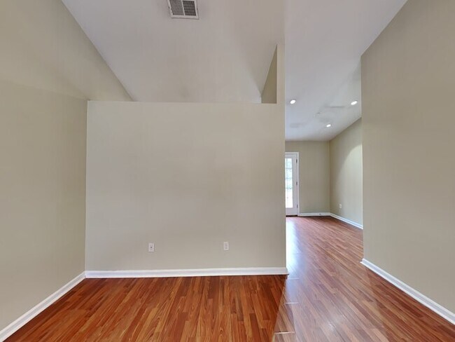 Building Photo - 3BD / 2 BA