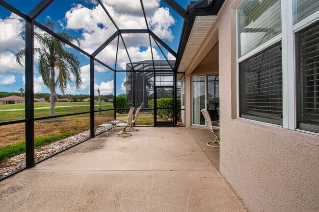 Building Photo - Heritage Harbour Golf Course Home!