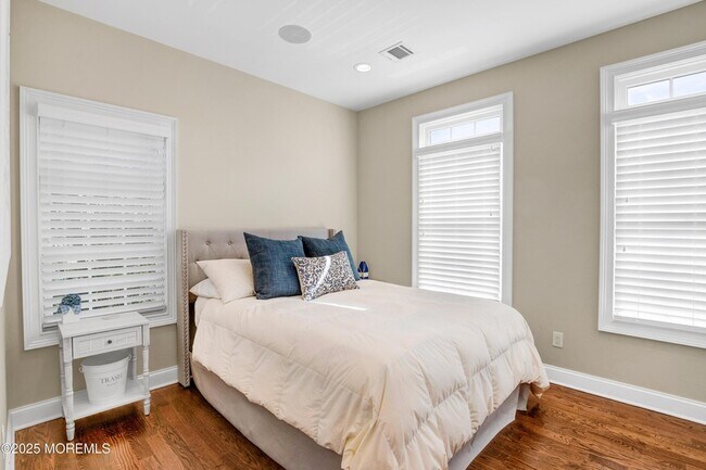 Building Photo - 206 N Lagoon Rd