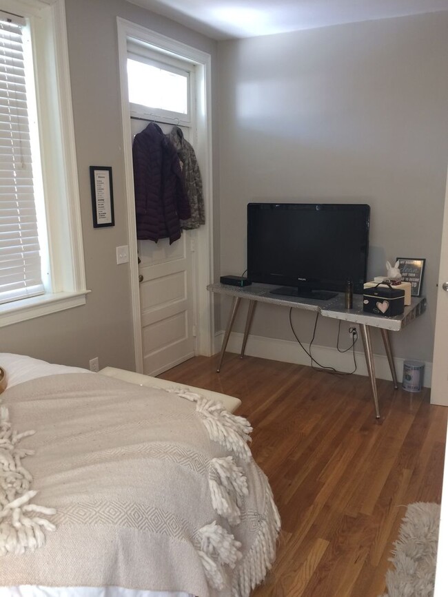Building Photo - Nicely renovated 1 bed unit with all utili...