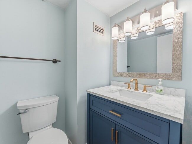 Building Photo - Absolutely stunning executive 2/1.5 townhome in South Tampa