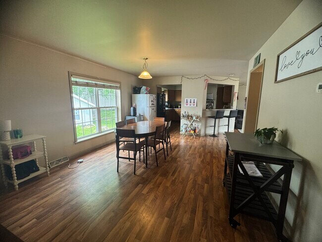 Building Photo - 201 E 19th St