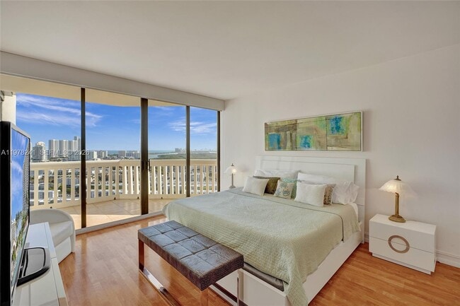 Building Photo - 2000 Island Blvd