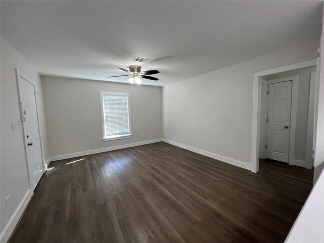 Building Photo - 322 Azalea St