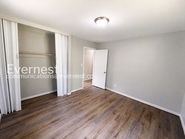 Building Photo - 3 Bed, 1 Bath Home with Fenced Yard / Vouchers Accepted / Available Now!