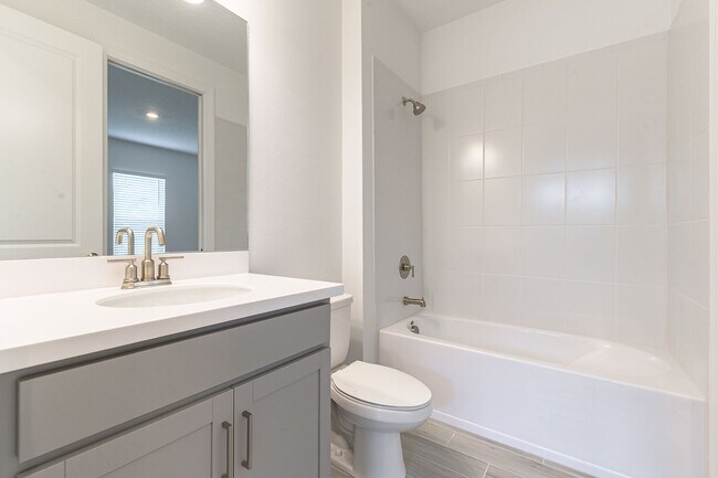 Building Photo - Stunning 2 Bed/2 Bath Home in Esplanade wi...