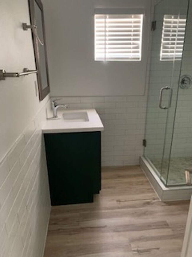 Building Photo - Newly Remodeled 2 Bedroom unit located on ...