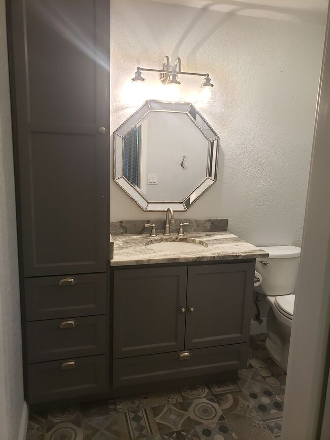 Building Photo - Beautifully Updated Single Level